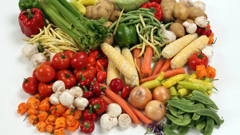 Nhiều loại rau củ tươi bày trên mặt bàn trắng