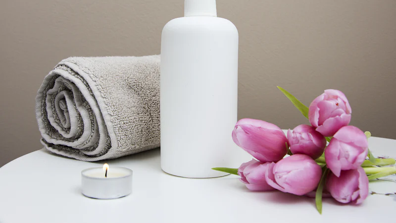 Chai dưỡng thể đặt cạnh khăn bông và hoa tulip