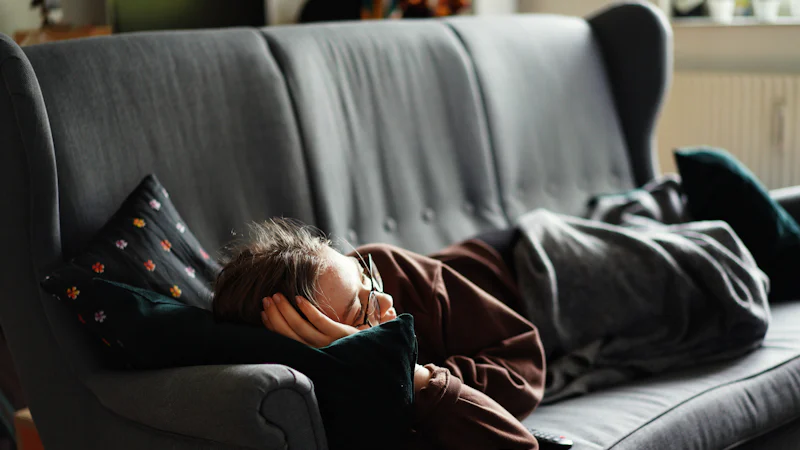 Phụ nữ nằm nghỉ trưa ngắn trên ghế sofa