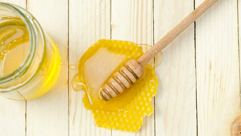 Que lấy mật đặt trên tảng sáp ong