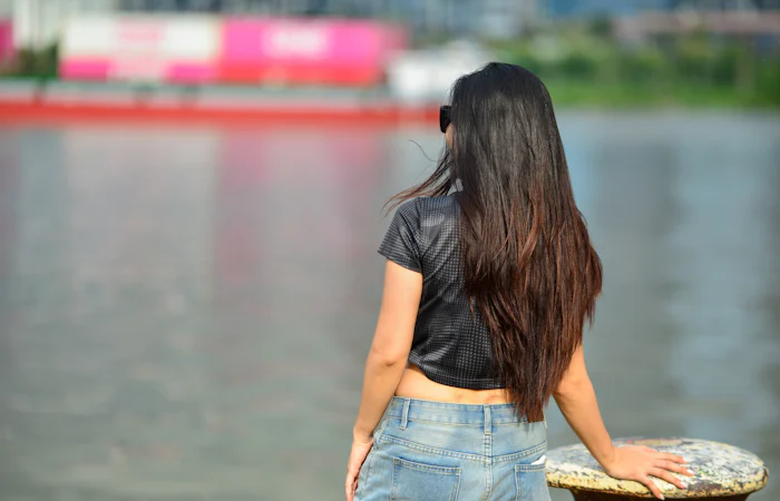 Người phụ nữ tóc dài nhìn ra mặt nước