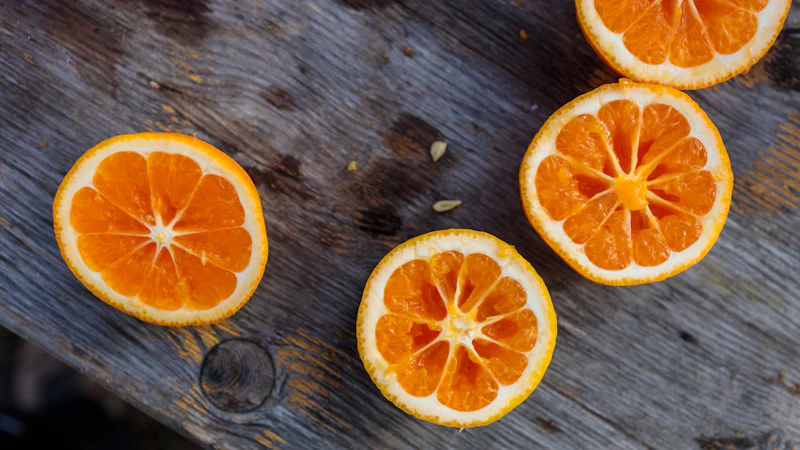 Những quả cam đặt trên mặt bàn gỗ, nguồn vitamin C giúp tăng hấp thu sắt