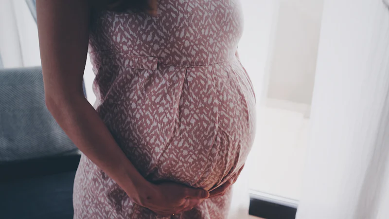 Bà bầu đứng nghỉ, minh họa chủ đề chuột rút chân khi mang thai