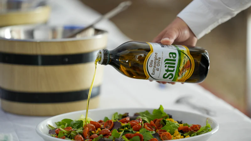 Rót dầu ô liu lên món salad rau xanh
