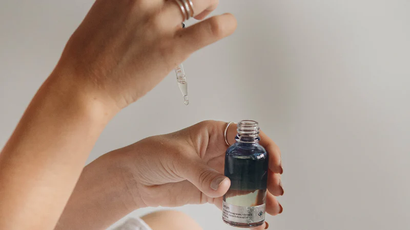 Chai serum dưỡng ẩm chứa panthenol provitamin B5 dùng cho da khô