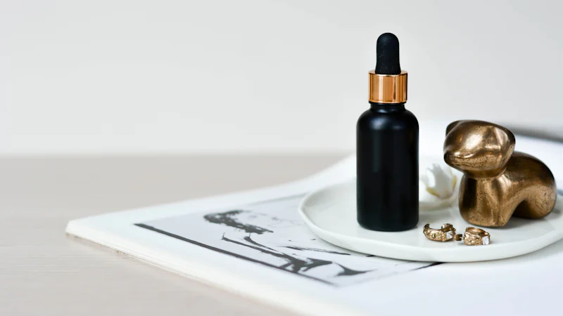 Lọ serum có ống nhỏ giọt đặt trên đĩa sứ, minh họa bước serum trong quy trình dưỡng da