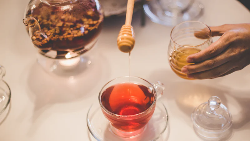 Thêm mật ong vào ly trà ấm buổi sáng
